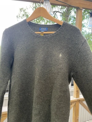 Mörkgrön cashmere tröja Polo Ralph Lauren - Grön cashmere tröja från Ralph lauren, använd endast enstaka gånger så inga tecken på användning. Säljer för att jag vuxit ur den. Hör av er vid funderingar! 