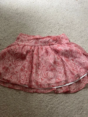 6 olika kjolar med mönster  - Säljer  6 olika kjolar med unika mönster. Alla är i storlek S eller Xs. . Alla 6 för 300 kr. Knappast använt någon av dem och det är anledningen till att jag säljer 