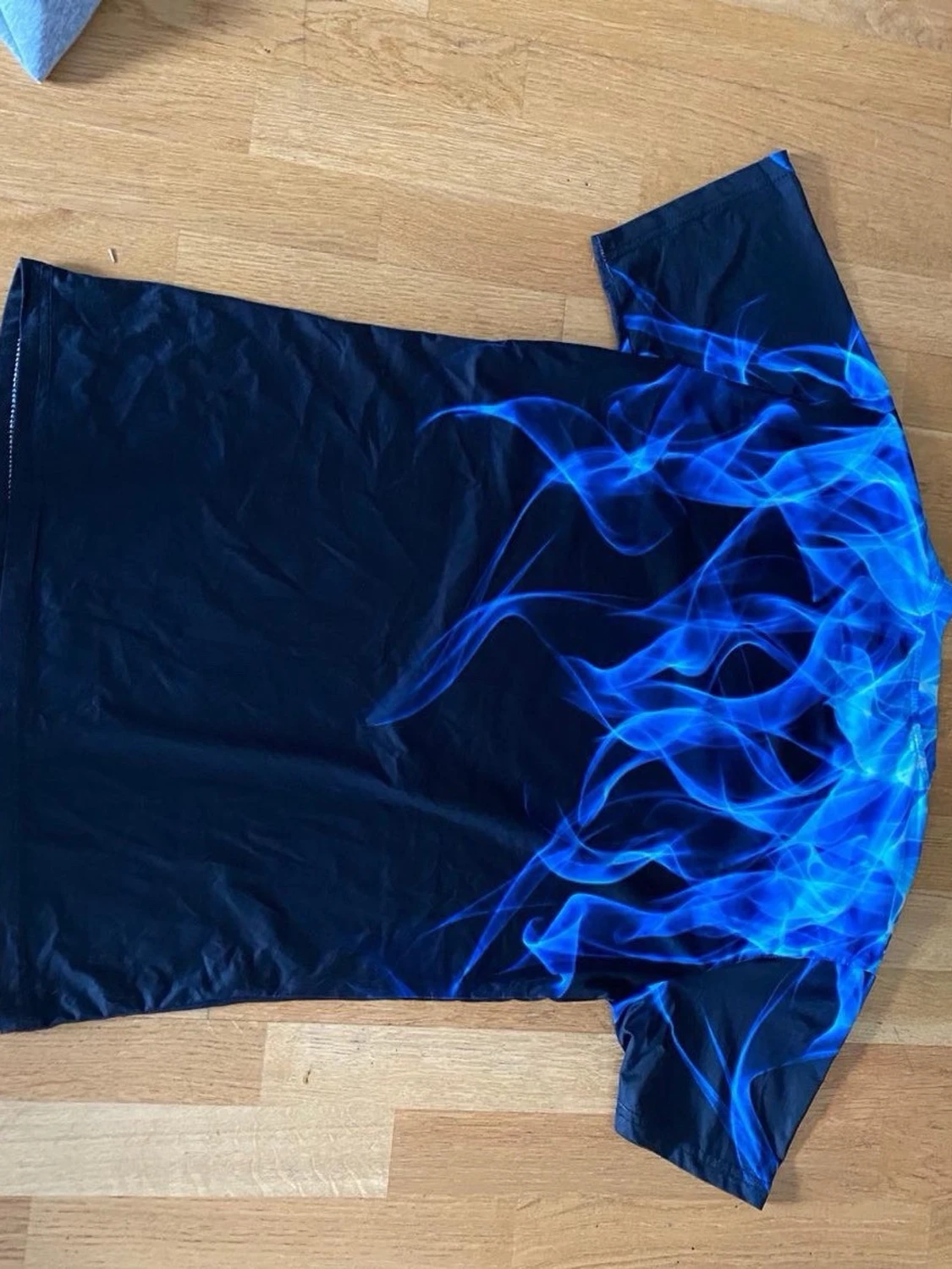 Svart t-shirt med blå eldflammor - 1