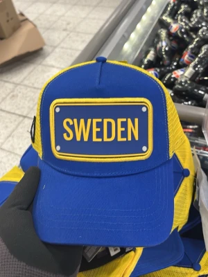 Officiell FIFA World Cup Sweden Keps - Av John Hatter & CO (Fint hatt märke).                                             Helt Ny med lapp och skydd kvar!                             Nypris: 500 kronor!