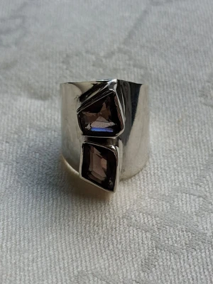 Edgy Boho Sterling 929 vintage - Bred handmade ring i Sterlingsilver med fasettslipade stenar i brun rökkvarts från Lua design. Passar ett finger med 68 mm omkrets.