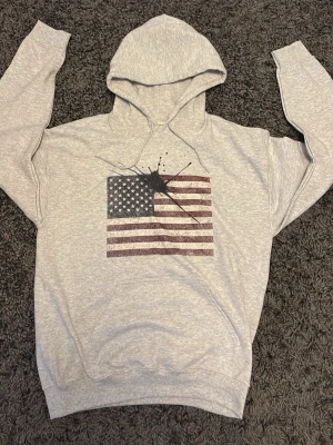 Concrete ink hoodie - Säljer en concrete ink hoodie i mycket bra skick. Tröjan är i storlek S. Hör av er vid frågor och intresse! 