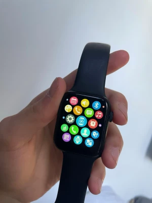  smartklocka  - Snygg svart smartklocka med 44mm keramisk boett och silikonarmband. Klockan har färgstark pekskärm, Bluetooth, pulsmätare, ECG och flera smarta funktioner som samtal, musik och notiser. Perfekt för dig som vill ha koll på både hälsa och vardag direkt på handleden.