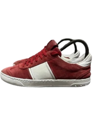 Valentino flycrews - Snygga sneakers från Valentino Garavani i rött och vitt med platt sula och rund tå. Ovandelen är i mocka och skinn, med röda snören och vita detaljer på sidorna och hälen. Ikoniska nitar på sulan ger extra edge till looken.