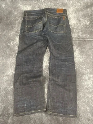Mörkblå Big Star vintagejeans för herrar i storlek W34 L30 - Slitstarkt och högkvalitativt denimtyg!  Skick: 9,5/10  Midja: 45 cm Benslut: 22 cm Lår: 33 cm Totallängd: 102 cm Måtten finns även på bilderna  Skickas inom ett dygn Spara på priset och frakten genom att sätta ihop ett paket! H8