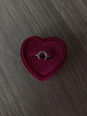 Guldfärgad ring med halvmåneform - Halvmåneform ring i storlek 17,7mm, guldfärgad.
