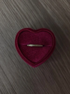 Tunn guldfärgad detaljerad ring - Detaljerad ring i storlek 17,7mm, guldfärgad.