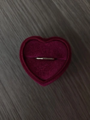 Tunn guldfärgad ring i enkel design - Tunn ring i storlek 17,7mm, guldfärgad.