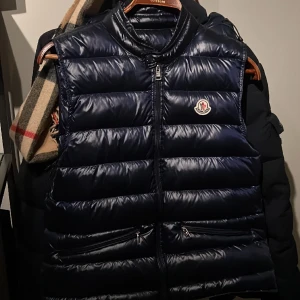 Moncler Gui väst (ÄKTA!!!) - Tja, säljer nu min skit feta Moncler Gui väst i färgen Navy som passar perfekt nu till hösten. Västen är använd och har en liten defekt där av priset. Hör gärna av dig vid minsta fundering😄😆