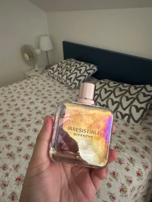 Givenchy Irresistible Nectar Eau de Parfum 80ml - Irrésistible Nectar Eau de Parfum från Givenchy är en Blommig fruktig gourmand doft för kvinnor. Detta är en ny doft. Irrésistible Nectar Eau de Parfum lanserades 2025. Irrésistible Nectar Eau de Parfum skapades av Anne Flipo, Dominique Ropion och Caroline Dumur. Toppnoten är Neroli; hjärtnoterna är och Ros och Ros; basnoterna är Grädde, Vanilj, Pistagenöt och Träiga noter. OBS! Saknar förpackning och bara använts en gång!