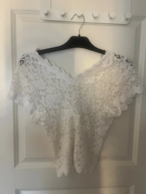 Populär spetstopp - Säljer min superfina vita spetstopp från Chelsea i Göteborg. Använd 1 gång och i nyskick. Onesize och stretchig så passar allt från xs-m💞bara att höra av sig vid funderingar