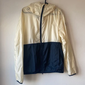 Woolrich vindjacka - En fet windbreacker från woolrich | skicket på jackan är väldigt bra 10/10 använd sparsamt en gång | storlek s | ny pris 4000kr: mitt pris 999 | skriv vid frågor och funderingar