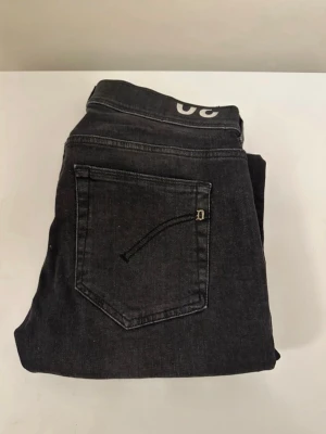 Dondup jeans - Svarta Dondup jeans, i topp skick inga deffekter alls. Storlek 30 passar från 175-190