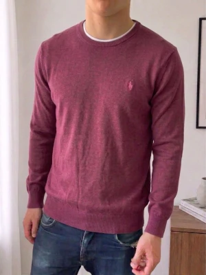 Vinröd Tröja Ralph Lauren - Säljer en sjukt fet tröja från Ralph Lauren i färgen vinröd. Tröjan är i M och sitter även som M. Hör gärna av er vid frågor elr funderingar!! 
