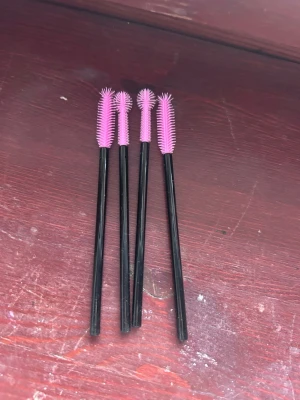 4 st rosa mascaraborstar - Fyra stycken mascaraborstar med svart skaft och rosa borst i silikon. Borsthuvudena har en flexibel, piggig design som gör det enkelt att separera fransarna och applicera mascara jämnt. Perfekt för dig som vill ha extra borstar till sminkväskan.