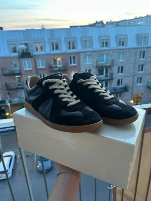 Masion margiela gats - Säljer dessa riktigt feta Masion margielas gats! Skick ser ni på bilderna men skulle säga att de är väldigt bra förutom att de är lite slitet på innersula, ni ser bild. Man får skor, låda och dust bags. Säljer ganska billigt eftersom jag behöver pengar fort! Skickas inom 24h. Skriv vid minsta lilla fundering.