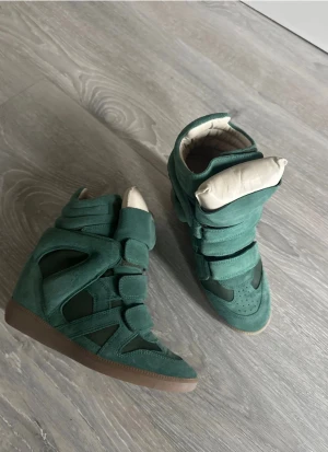 Gröna Isabel marant  - Unika gröna Isabel marant svåra att få tag på då dem ej säljs längre.Använd bara några timmar så nyskick, ser helt  oanvända ut! Kommer med dustbag & en realcheck från Vestiarie 