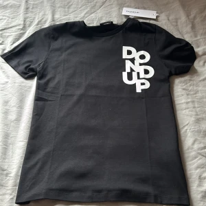 Dondup T-shirt  - Säljer denna Dondup t-shirt i fint skick! Storlek S! Pris går att diskutera vid snabb affär! Lite osäker på äktheten därav priset! OBS! Prislapparna sitter ej kvar nu! Hör av dig vid minsta fundering! 