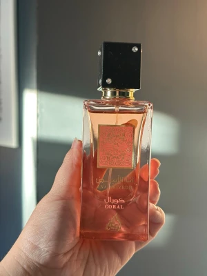 Lattafa Ana Abiyedh Coral 60ml - En svalkande, frisk o fräsch vattenmelonsdoft ifrån Lataffa!🍉 Passar perfekt till sommaren! Väldigt lite använd! Stått mörkt o svalt. Den är inspirerad av Wavechild!🍉