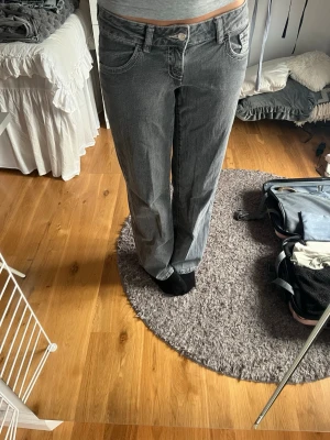 Gina Tricot jeans - Säljer ett par jättefina lågmidjade raka jeans från Gina Tricot som tyvärr blivit lite för korta för mig Innerbenslängd: 81cm Midjemått: 84cm Grenhöjd: 19cm