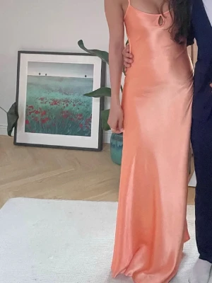 Korallfärgad balklänning i satin  - Jätte fin korall klänning från design by si. Köptes för 800 så kan gå ner i pris!❤️