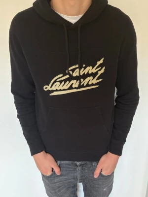 Saint Laurent hoodie - Saint Laurent hoodie | Storlek S | Bra skick, en väldigt liten slitning på ena armen | Självklart äkta | Modellen på bilden är 185