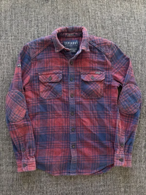 Superdry flanellskjorta ~ sällsynt  - Superdry skjorta röd/blå rutig | st S | Snygg skjorta i klassisk röd och blå rutig design. Sällsynt och eftertraktad modell som produceras ej längre och går knappt att få tag på. Vintage 2000’s modell. Perfekt nu till våren/sommaren 🏄 Kan även gå ner lite i pris vid snabb affär!  