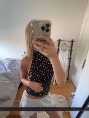 Svart prickig halterneck topp - Saknar lapp på tröjan!  Jag står inte för frakt, tar gärna emot bud under det satta priset för kompromiss!💗   Allt jag säljer är i stort sätt i nytt skick för ett lägre pris, kolla in resten av mina artiklar i min profil!