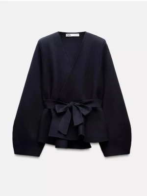 Mörkblå omlottkofta Zara - Stilren svart omlottkofta från Zara med knytband i midjan och långa ärmar. Den har axelvaddar och ger en clean look. Denna köptes 2024 och säljs inte mer. Köptes för 600. Inga defekter och använd 2 gånger!💗🙈