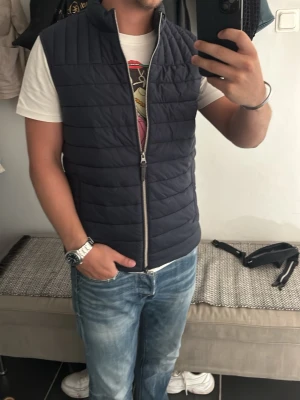 Väst Hackett London  - Mörkblå väst från Hackett London i väldigt bra skick. Nypris på denna är 1399kr. Hör av dig vid funderingar!👍