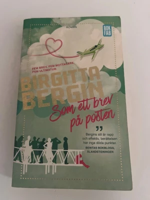 Som ett brev på posten av Bergitta Bergin - En roman av Birgitta Bergin med grönt och vitt omslag, illustration av flygplan och siluetter av människor. Boken handlar om relationer, kärlek och familjehemligheter. Utgiven av Bokfabriken. Perfekt för dig som gillar drama och romantik.