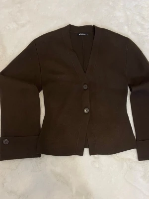 Brun tröja - En brun tröja med knappar från Gina Tricot, storlek M. Oanvänd.