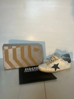 Golden Goose Skor - Golden Goose Superstar Sneakers | Storlek 43 |Bra skick, har används sedan bilderna togs | Nypris 6499kr | Box och Dustbag ingår | Pris 1599kr | Mvh Aston