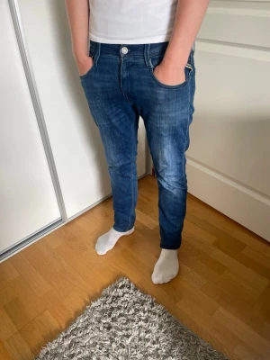 Replay anbass - Tja säljer ett par replay anbass i fint skick förutom kappen där bak som är skadad | storlek W: 30 L 32 | hör av er om ni har några funderingar😁