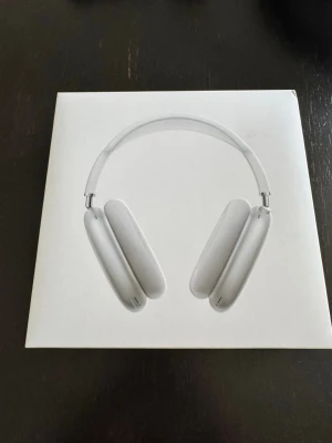 Apple AirPods Max hörlurar silver - Säljer ett par Apple AirPods Max i silver. Aldrig använda skriv om fler frågor eller bilder 