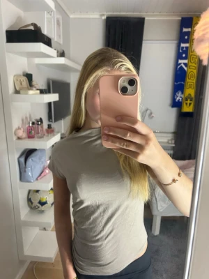 Beige kortärmad t-shirt - Säljer en enkel och stilren beige t-shirt med korta ärmar och rund hals, säljer då den typ är oanvänd