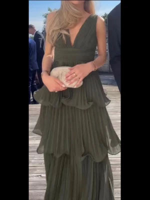 Olivgrön balklänning - Intressekoll på min balklänning från oh hello clothing ☺️ den finns inte kvar att köpa, och är i storlek s 