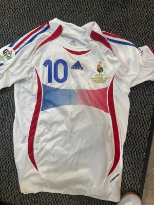 Frankrike Zidane fotbollströja 2006 - Säljer ikoniska Zidane Frankrike 2006 tröja då han slog Matarazzi med sitt huvud i Vm finalen. Använd flera gånger. Tröjan är i topp skick 9,9/10
