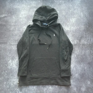 Polo Ralph Lauren svart hoodie för kvinnor i storlek M - Mått: Armhåla till armhåla: 50 cm Längd från kragen: 63 cm Ärmlängd från axeln: 60 cm  Skickas inom 24 timmar Spara på priset och frakten genom att sätta ihop ett paket  Mer information finns på min profil 11-271