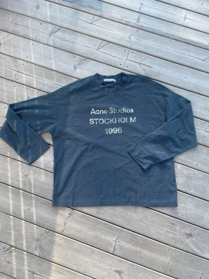 Acne Studios Crewneck - Den klassiska sweatshirten från Acne Studios i navy | Storlek S, TTS | Riktigt fet färg, fade och passform! | Skicket är jättefint, som ny 🆕 