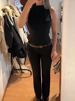 Lågmidjade kostymbyxor  - Svarta lågmidjade kostymbyxor från BikBok i modell Vera. I super bra skick!💕 Nypris: 500 kr