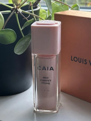 CAIA Red Carpet Prime  - Säljer en CAIA Red Carpet Prime primer i en snygg ljusrosa flaska. VEGANSK OCH PARFYMFRI. Kommer i originalförpackning helt oanvänd💕Present från mig ingår