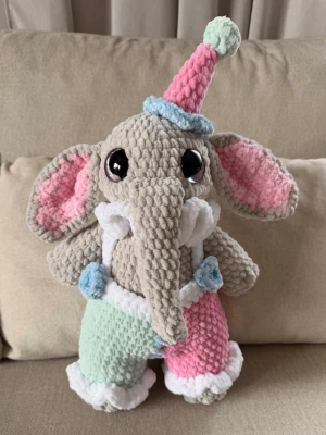Virkad clown elefant🌸 - Virkad elefant utklädd som en clown, ca 35cm lång🌸 6h arbete💛 Skickas med en liten gratis Suprise med köp✨