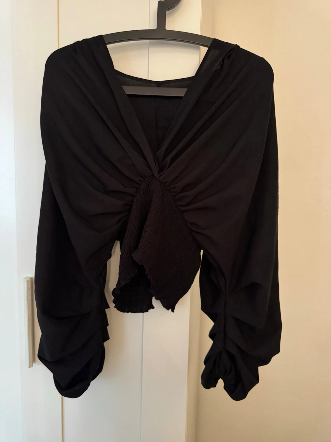 Svart crop top med draperade ärmar