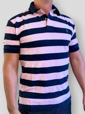 Polo Ralph Lauren Piké - Sällsynt Polo Ralph Lauren Piké | Modell: Classic Fit Striped Polo | Färg: Rosa och mörkblå med grön patch | Skick: Nästintill nyskick | Nypris: ca 1 800 kr (Säljs ej längre i butik!) | Storlek: S (True to size) | Hör av dig vid minsta fundering 📦