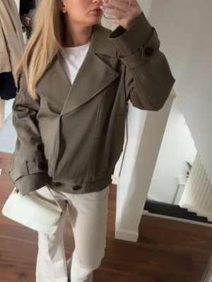 Grön Jacka/kappa - Snygg oversized jacka, nypris 999 från na-kd, använda 2 gånger ish🩷🩷Inte riktigt min stil så väljer att sälja av den 🥰🥰 storlek 34/XS men skulle mer säga M!