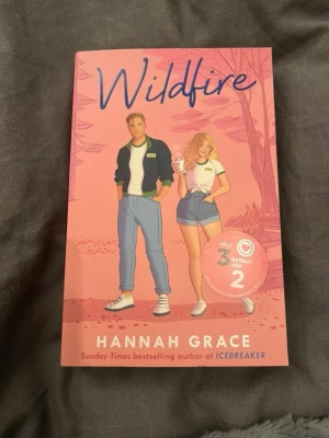Wildfire av Hannah Grace - En pocketbok med titeln 'Wildfire' av Hannah Grace.  Boken är på engelska och tillhör genren romantisk skönlitteratur. Typisk tonårsbok och den är helt ny, har inte ens öppnat boken!