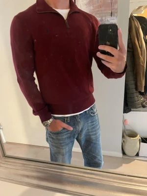 Vinröd quarterzip från Ralph Lauren - Tvär snygg quarterzip i unik färg. Hyfsat bra skick med ett litet hål (vilket kan lagas) som är inräknat i det billiga priset. Hör av er vid frågor och funderingar!