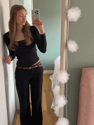Svarta kostymbyxor  - Svarat kostymbyxor som heter tall relaxed trousers från gula Tricot med utsvängda ben.
