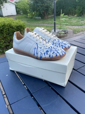 Maison Margiela skor - Blue Paint - Säljer dessa riktigt fina och sällsynta skor med marinblått färgstänk. Endast testade. Storlek 43. Hör av er ifall ni har några frågor! 